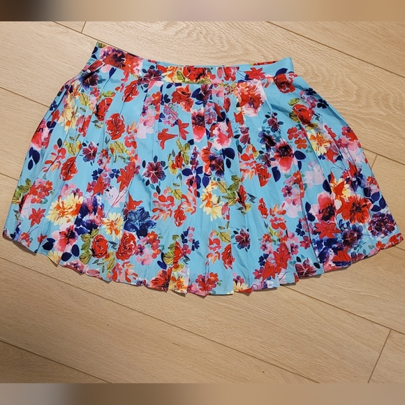 3 for $15 Floral skirt. Size 6. - Picture 2 of 5